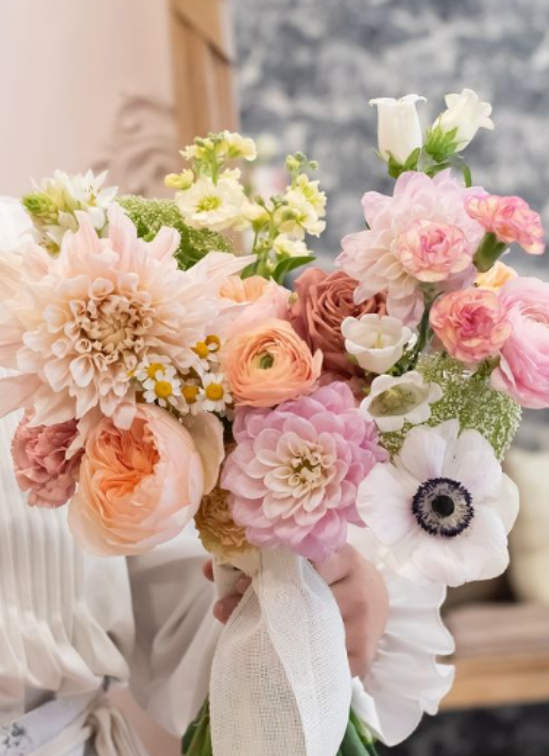 Floral arrangement for a wedding, white main colour